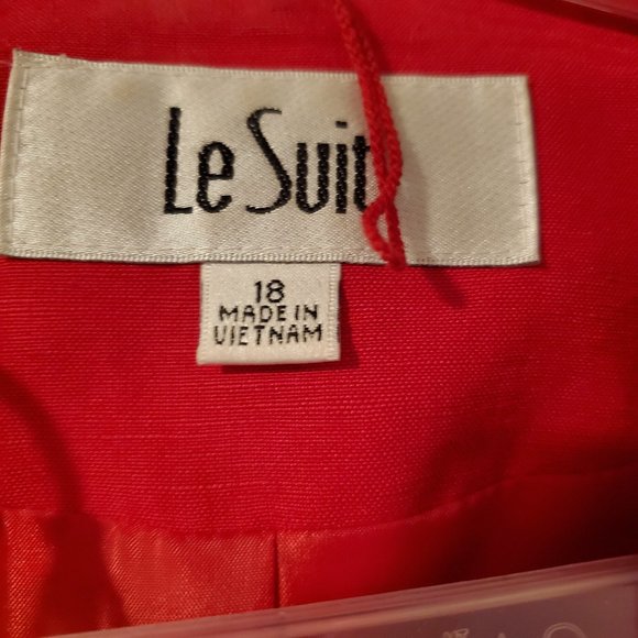 Red Suit - Picture 4 of 4